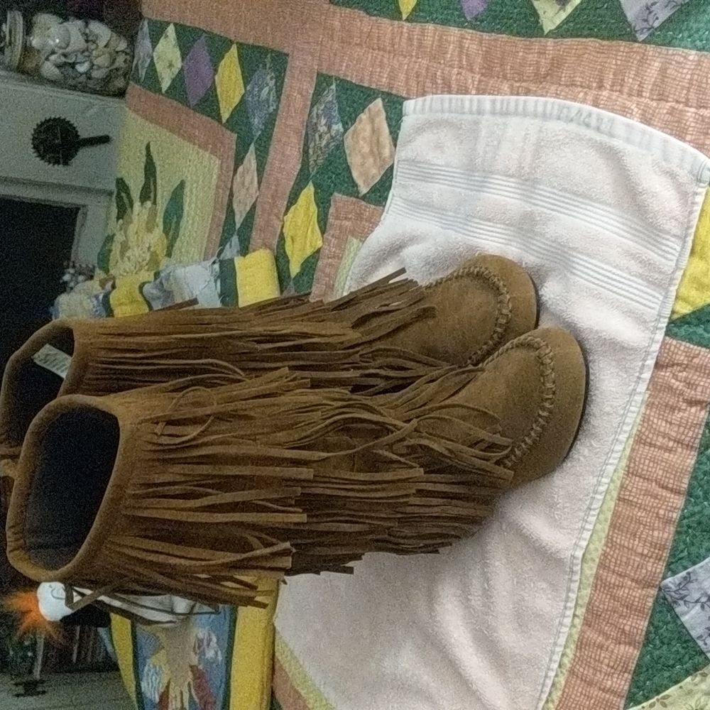 Pair of Moccasin Boots, size 6 Regular
